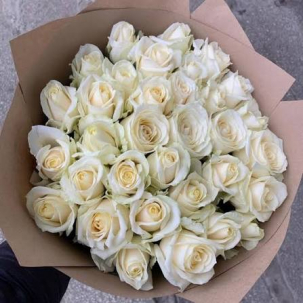Букет из 31 очаровательных белых роз